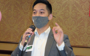 哈里斯县第四区区长候选人周浩恩昨拜访「老协」庆生会 「提前投票」2月14日至25日,有专车载运「老协」成员投票