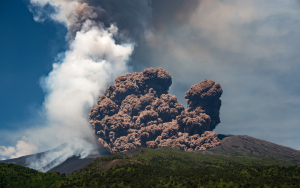 意大利埃特納火山大規模噴發　遊客驚慌逃離險象環生