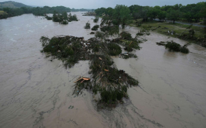 德州河流暴涨酿惨剧 至少13人遇难 20名儿童失踪