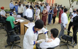 随着印度新冠病毒感染大爆发,科学家竞相研究印度新冠病毒新变种