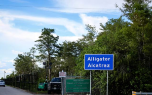 川普政府败诉　佛州「鱷鱼恶魔岛」移民拘留中心遭勒令拆除