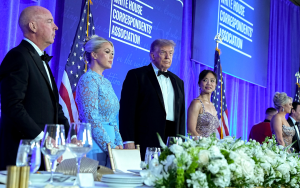 特朗普首次以總統身份出席白宮記者協會晚宴 與媒體互動釋善意 幽默演講成全場焦點