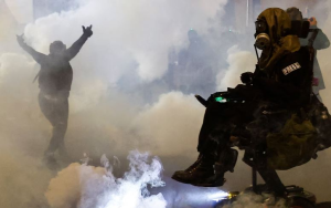 川普扬言动用暴乱法 与民主党主政城市对峙升温