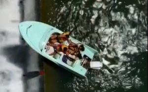 命懸一線!奧斯汀小艇差點被冲下瀑布,幸被搭救