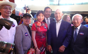 德州参议员John Whitmire上周六在市中心Minute Maid 公园 正式发起休市市长竞选活动，国会政要、民选官员社区领袖前往支持