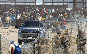 衝破鐵絲網 大批移民聚集美墨邊境