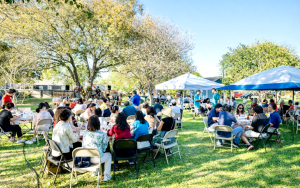 一場小龍蝦宴，半個休斯頓的人脈圖譜——煙火之中，藏著一個時代的連接方式