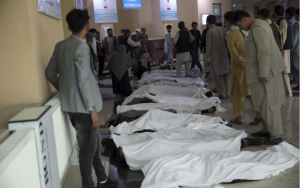 在ISIS 恐怖袭击炸死 100 多人后,喀布尔机场人员撤离仍在进行
