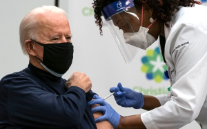 拜登接种疫苗后说:“特朗普政府启动了疫苗分发过程,值得赞扬”