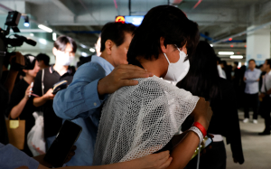 遭美拘留韩国工人返国亲人泪迎