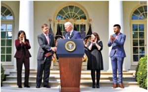 全国铁路罢工的威胁解除拜登说达成协议是美国的重大胜利 工会争取到铁路工人五年加薪24%可请假铁路罢工危机解除