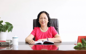 从老师到执掌三家上市企业的女强人