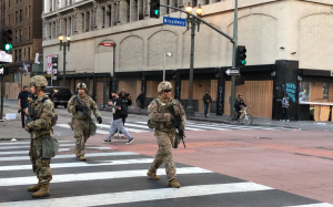 美海军陆战队抵达洛杉矶，特朗普动用军力应对持续移民抗议引发广泛争议