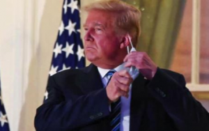 重返白宮 川普戴口罩出院