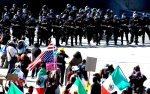 洛杉矶移民抗议持续升级   警方下令驱散集会   州长怒斥联邦非法派兵