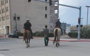 Galveston 非裔遭白人警牽繩逮捕遊街,求償100萬