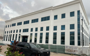 我们心繫即将完工之美南环球银行金融中心大楼