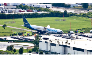 亚马逊货机冲出迈阿密机场跑道撞上多辆汽车  至少5死5伤