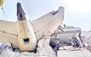 印度航空灾难惊现奇迹生还者：一名男子从紧急出口跳出逃生