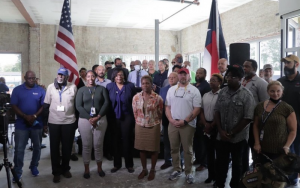 国会议员格林与休斯顿官员庆祝轻轨阁楼退伍军人住宅盛大开幕