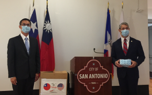 驻休士顿台北经济文化办事处陈家彦处长於6月15日代表台湾捐赠3万片医疗用口罩给德州圣安东尼奥市,协助支援对抗【新型冠状病毒肺炎】