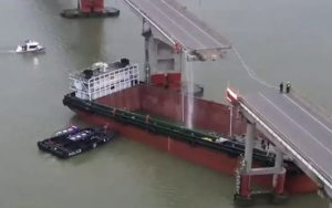 驳船撞上广州附近的桥梁，导致车辆落水，两人死亡 ，三人失踪