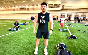 北京橄榄球新星Eason Zhou闪耀范德堡大学选拔营