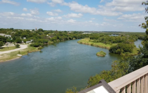 离墨仅有一个足球场的距离,德州小城罗姆成偷渡要塞