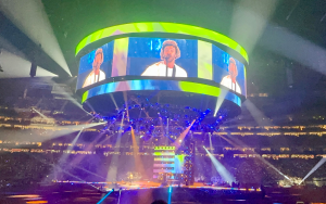 AJR點燃休斯頓牛仔競技表演舞台：一場充滿活力與創意的演出