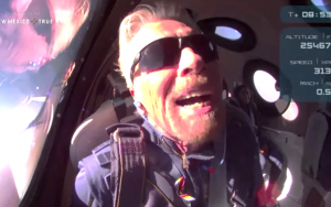 亿万富翁布兰森在试飞中到达太空,并于周日安全着陆返回地球