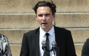 大衛·霍格捐款10萬美元挑戰“無效”現任議員，引發黨內“內戰”後誓言改革民主黨