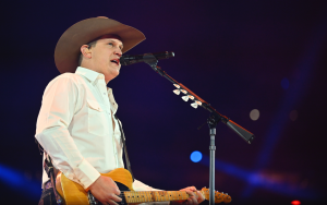 Jon Pardi火爆亮相休斯頓牛仔競技表演,引燃全場鄉村音樂狂歡