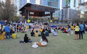 纪念一年前发生的亚特兰大温泉枪击案、休市十多个社区组织  上週三与全美各地举办反亚裔仇恨，打破沈默，為亚洲女性伸张正义活动