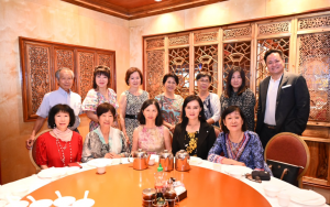 「国庆筹备会」设宴欢送侨教中心陈奕芳主任