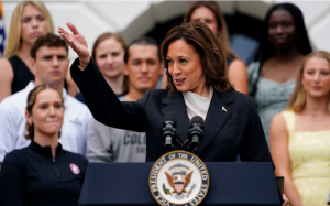 民主黨換將 賀錦麗稱拜登成就超越多數做兩任總統