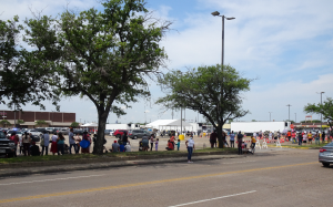 休士頓市政府與食品銀行聯合支持食品免費領取活動 昨天中午在Sharpstown 附近四條街舉行，現場一片車海