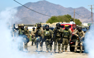 联邦移民局突袭加州大麻农场引发激烈冲突 抗议者与执法人员对峙爆发催泪冲突