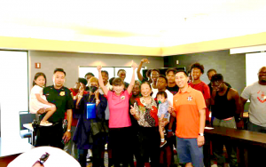 李迎霞捐自家旅馆家俱给斯坦福学区管理委员会义卖 所得款项全数捐给斯坦福足球队买用品和出赛旅费