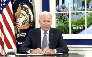 真有搭建的假白宫!拜登因使用假白宫场地和布景讲话遭嘲讽