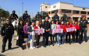 為感谢休士顿骑警巡迴保护中国城 工商妇女会发起送餐盒给警察活动