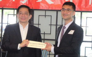 「台大创校百年愿景基金」募款餐会上周六盛大举行 休士顿台大校友筹募二十万美元亲手交与管中閔校长