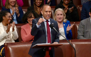 杰弗里斯“魔法一分钟”演讲阻击特朗普“伟大而美丽的法案” 众院最终表决再度推迟