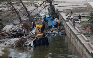 德州暴洪死亡人数升至43人,数十人仍失踪,救援仍在进行中