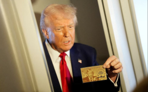 川普展示移民新簽證「金卡」 印有其肖像