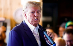 特朗普抵達亞特蘭大拍大頭照,登記試圖推翻選舉案件