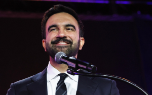 社會主義震撼紐約：曼達尼擊敗前州長庫默　民主黨內部分裂全面爆發