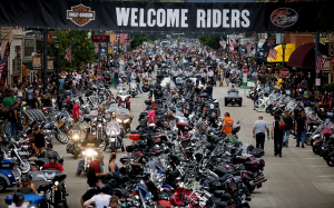 女州长诺姆:为了自由美国人开摩托车来到最自由的总统山州集会