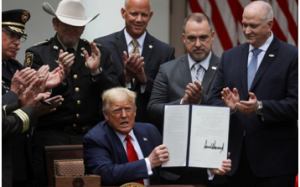 在致命事件的壓力下 川普簽署了禁止鎖喉的行政命令 為了減輕抗議者的憤怒 川普簽署了警察改革行政命令