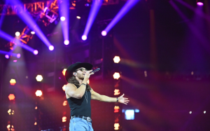 沃倫·澤德斯在休斯頓牛仔競技表演首秀:剛毅與浪漫的完美平衡