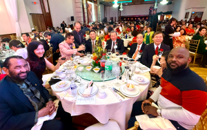 休斯敦川渝同鄉會換屆暨蛇年新春晚宴圓滿舉辦，歌星燕妮獻唱點燃全場